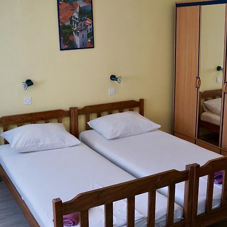 Apartments Niksa Kastelan أوميس المظهر الخارجي الصورة