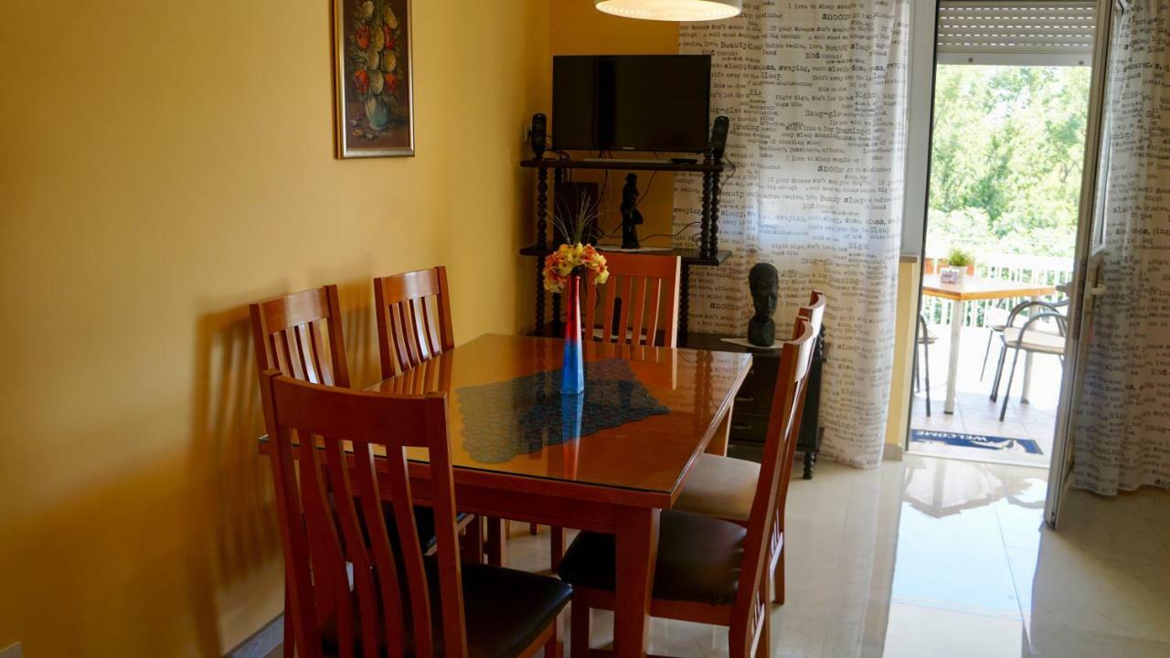Apartments Niksa Kastelan أوميس المظهر الخارجي الصورة